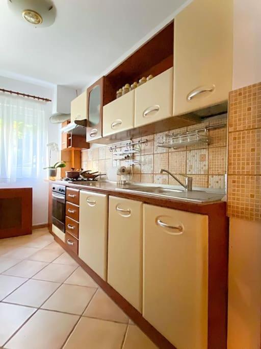 Lovely & Quiet 1-Bedroom Condo With Free Parking بوخارست المظهر الخارجي الصورة